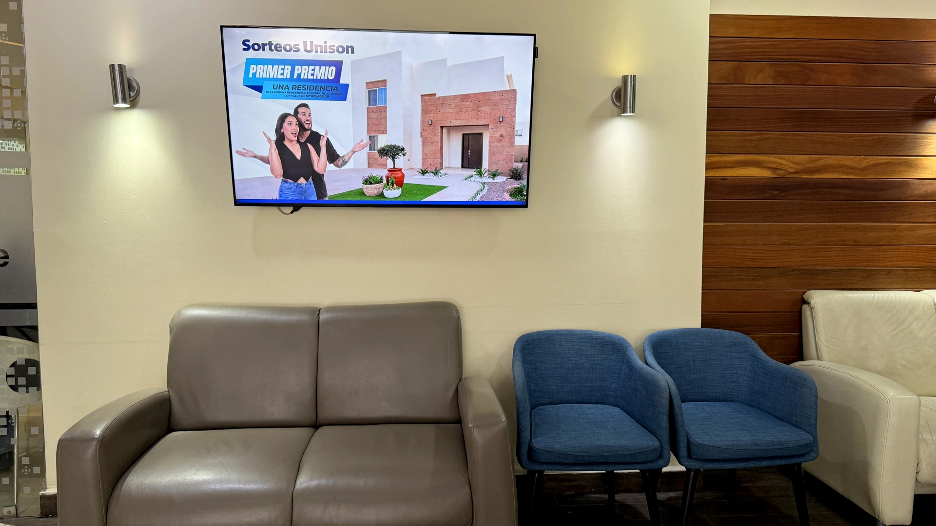 Lobby hospitalario con señalización