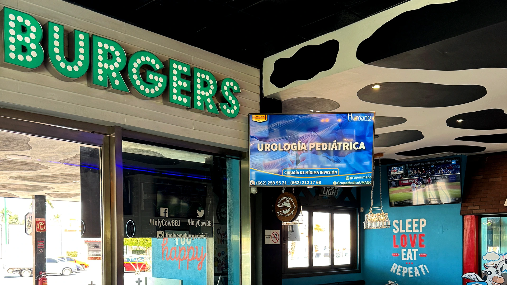 Restaurante con pantalla principal