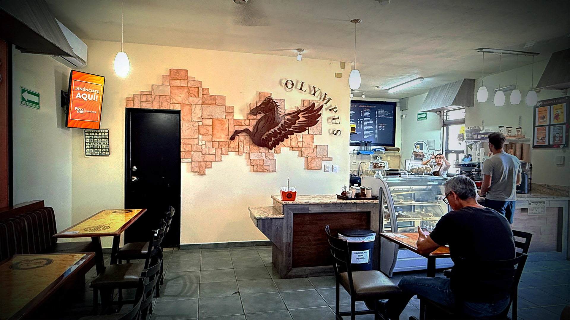 Área de mesas con digital signage