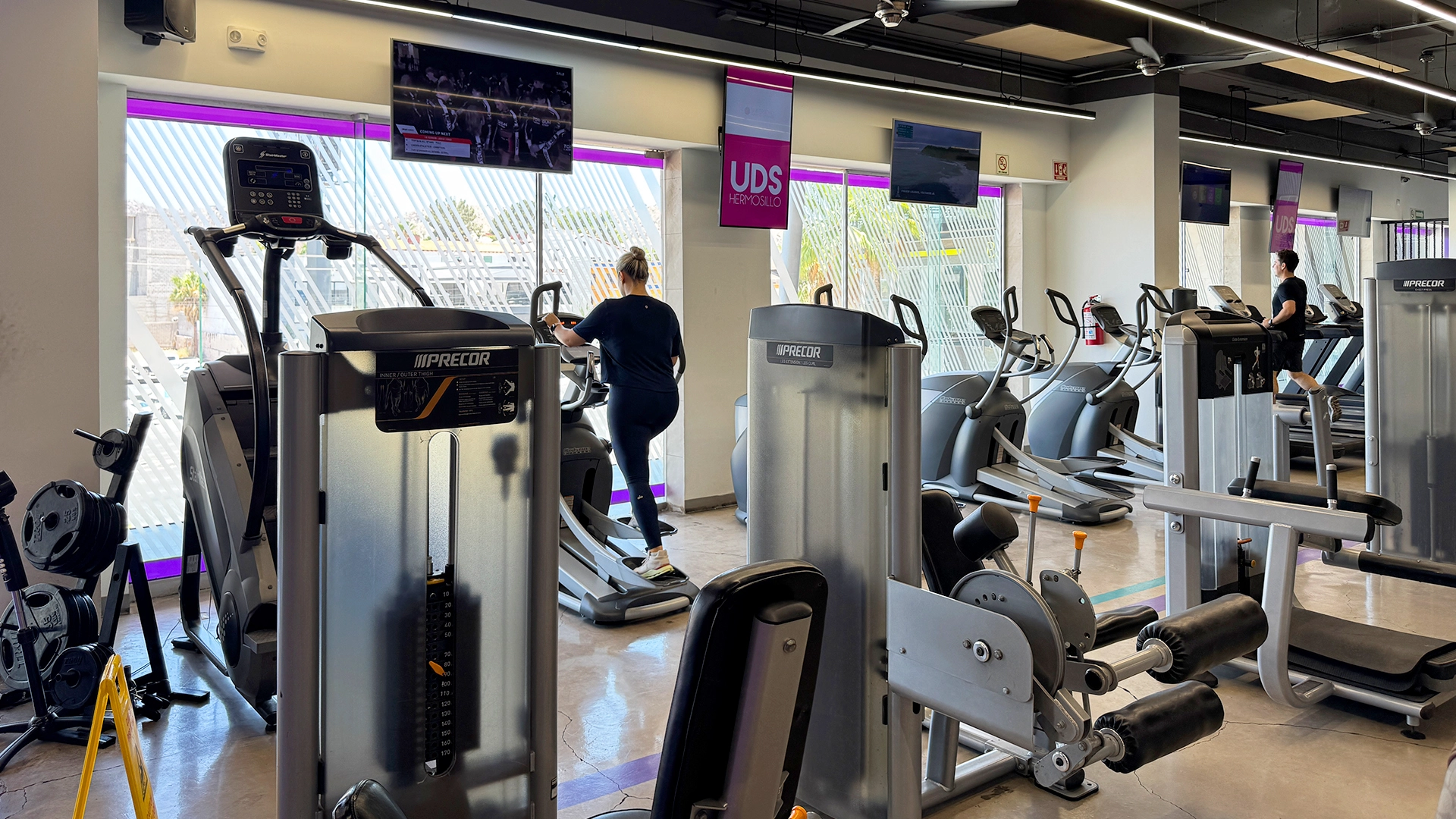 Área de cardio con pantallas