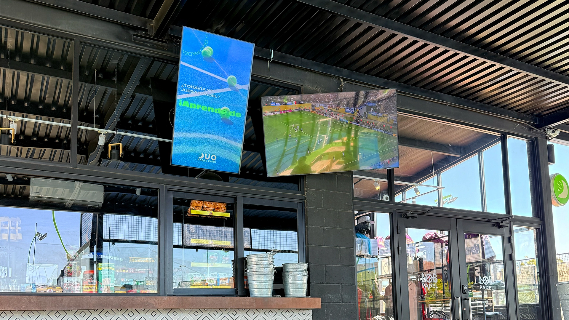 Publicidad a pie de cancha de pádel