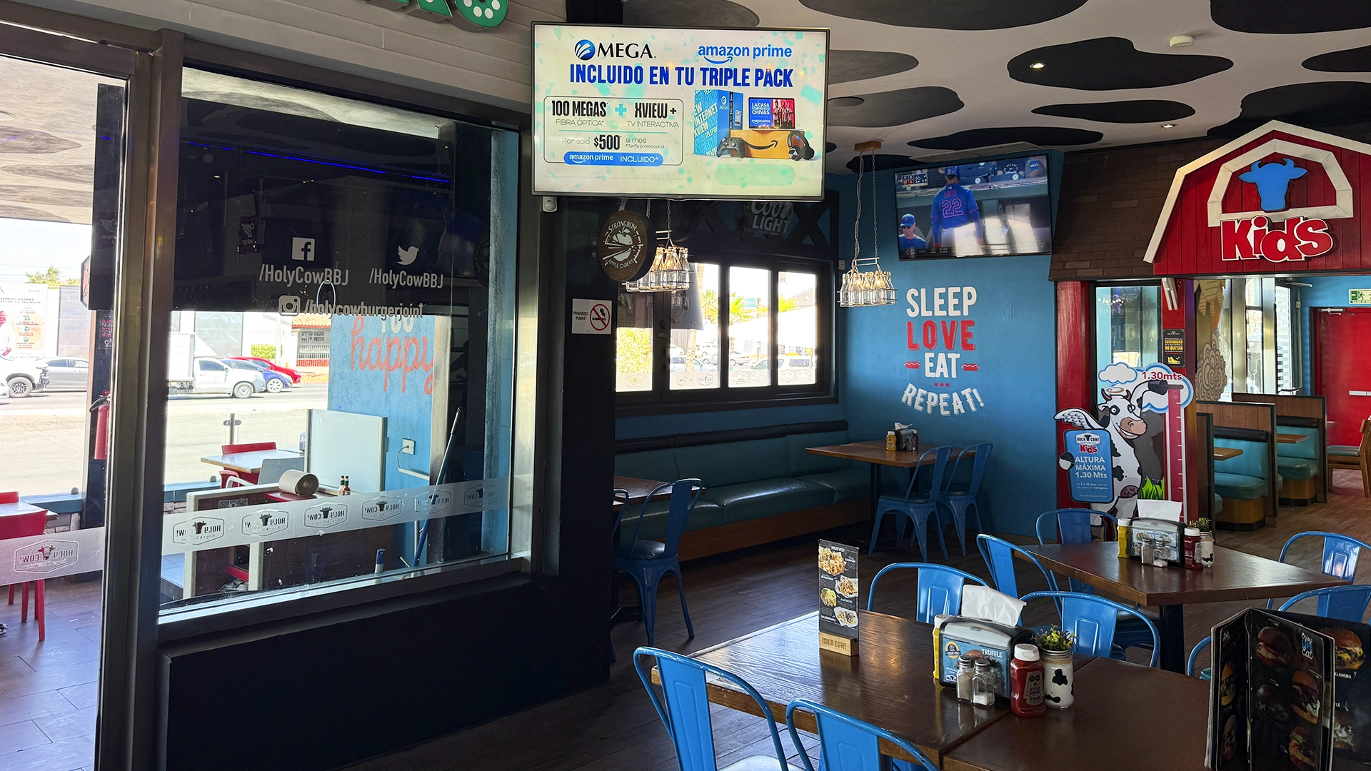 Área de mesas con señalización de marca