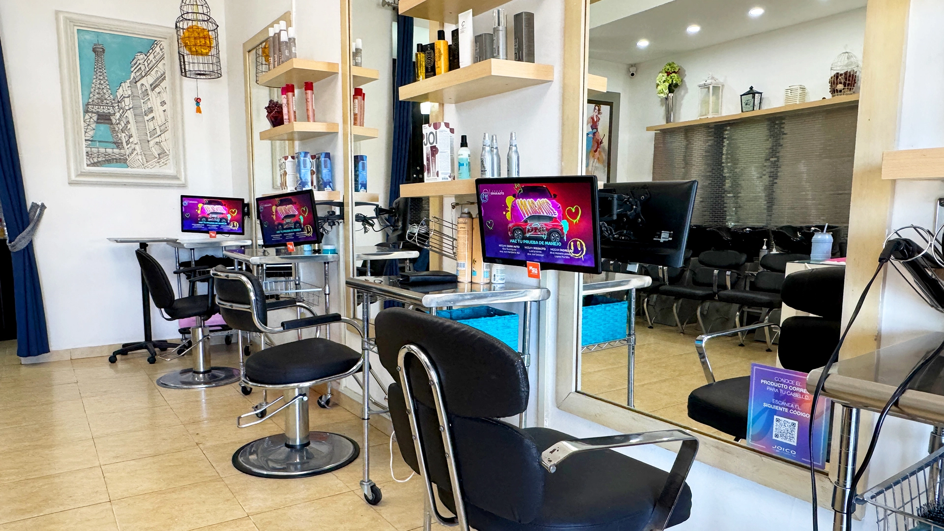 Salón de belleza con clientes en espera