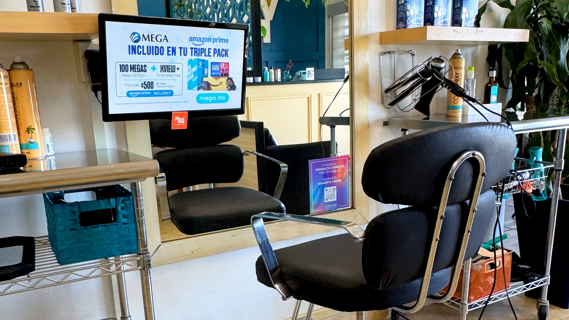 Salón de belleza con clientes en espera